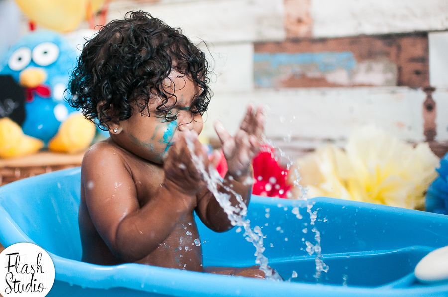bebe brinca com agua em hora do banho em smash the cake da galinha pintadinha em estudio no rio de janeiro em bangu