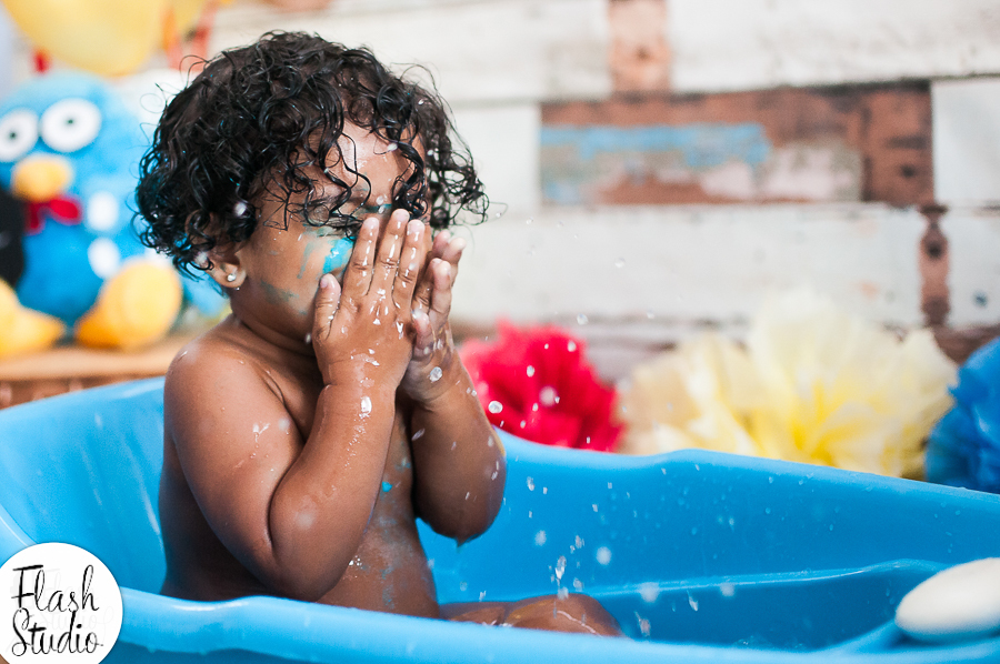 bebe brinca demais com agua em hora do banho em smash the cake da galinha pintadinha em estudio no rio de janeiro em bangu