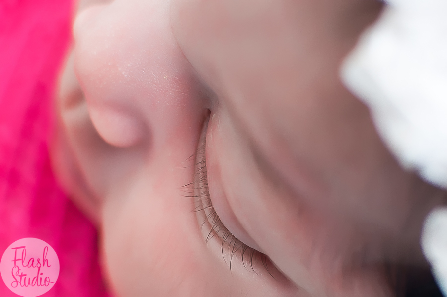newborn lorena, foto de detalhe dos cilios. Ensaio newborn feito no rio de janeiro