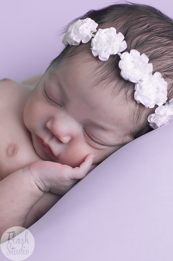 newborn lorena, foto de um close da pose de barriguinha pra cima. Ensaio newborn feito no rio de janeiro