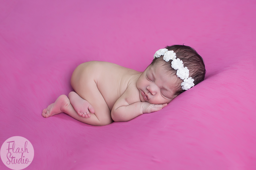 newborn lorena, foto na pose de bundinha. Ensaio newborn feito no rio de janeiro