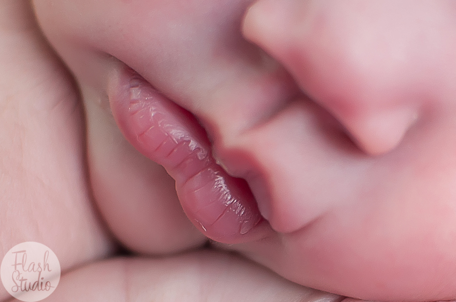 newborn lorena, foto de detalhe da boca. Ensaio newborn feito no rio de janeiro