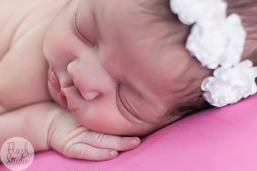 newborn lorena, foto de close na pose de bundinha linda. Ensaio newborn feito no rio de janeiro