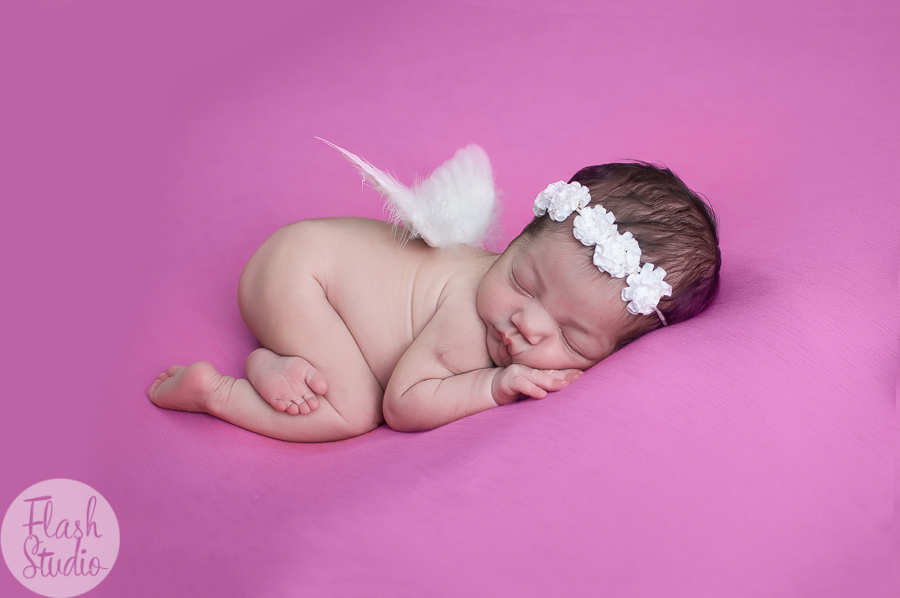 newborn lorena, foto na pose de bundinha com asa de anjo. Ensaio newborn feito no rio de janeiro