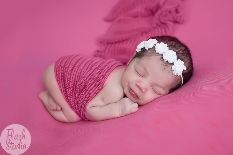 newborn lorena, foto na pose de bundinha com wrap. Ensaio newborn feito no rio de janeiro