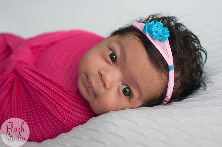 bebezinha enroladinha no wrap e acordada em ensaio newborn no rio de janeiro - recem nascido