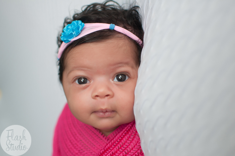 bebezinha enroladinha no wrap com lindos olhos abertos em ensaio newborn no rio de janeiro - recem nascido