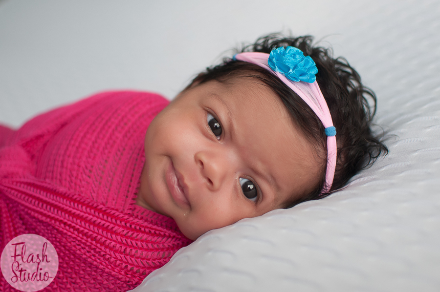 bebezinha enroladinha no wrap fazendo caras e bocas em ensaio newborn no rio de janeiro - recem nascido