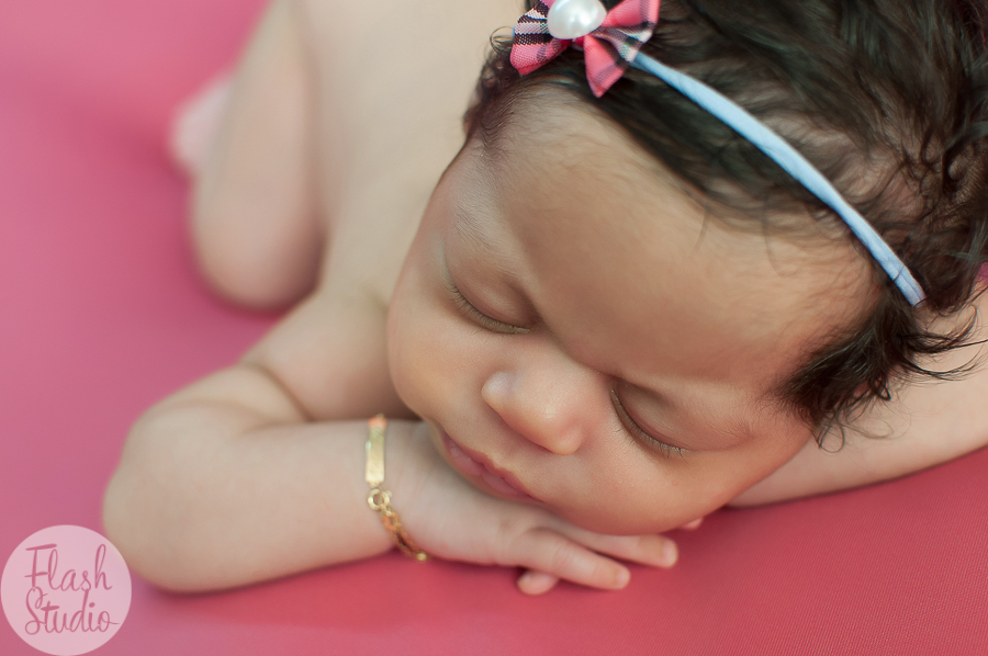 bebezinha em pose de bracinho em ensaio newborn no rio de janeiro - recem nascido