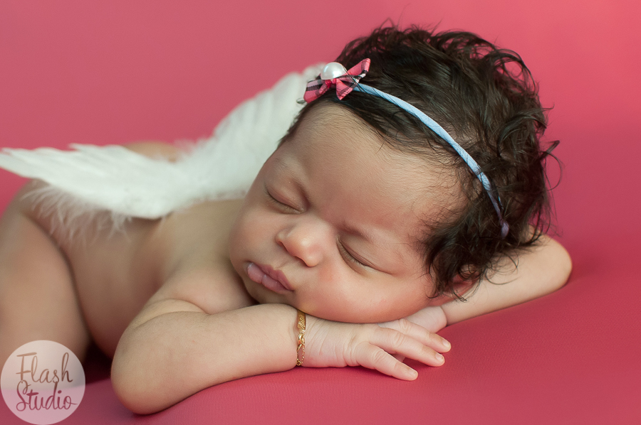 bebezinha em pose de bracinho com asa de anjo em ensaio newborn no rio de janeiro - recem nascido