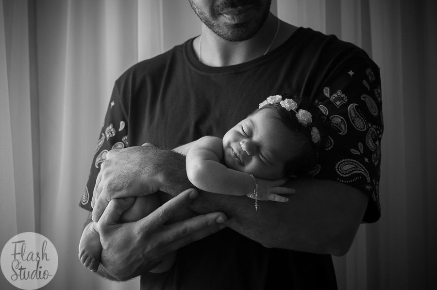 pai segurando filha em ensaio newborn no rio de janeiro - recem nascido