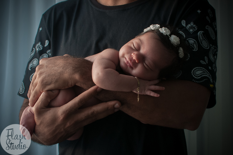 pai protegendo a filha em ensaio newborn no rio de janeiro - recem nascido