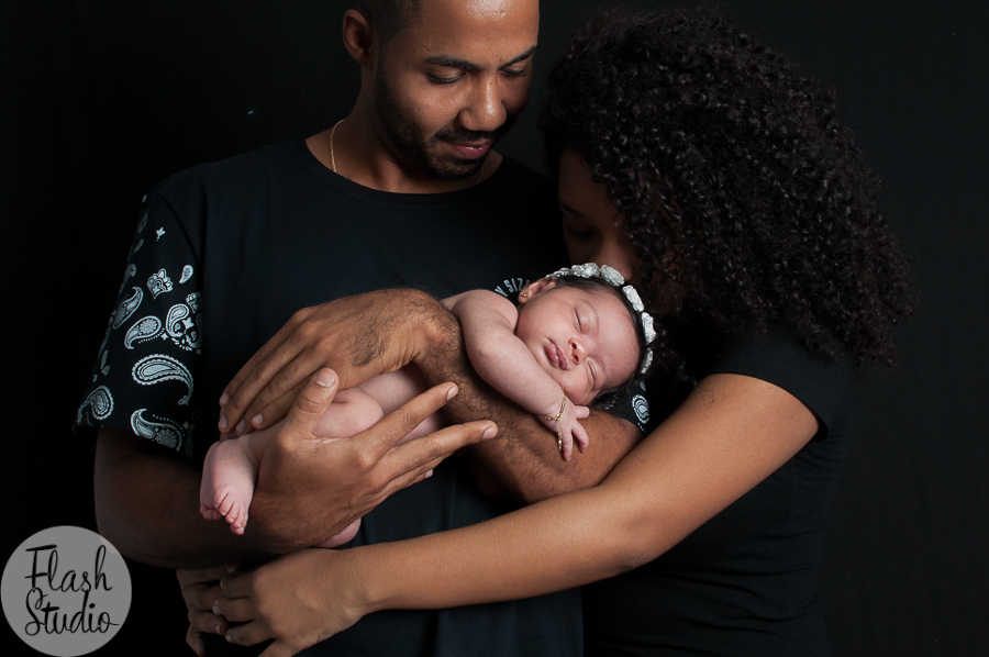 familia abraçada em ensaio newborn no rio de janeiro - recem nascido