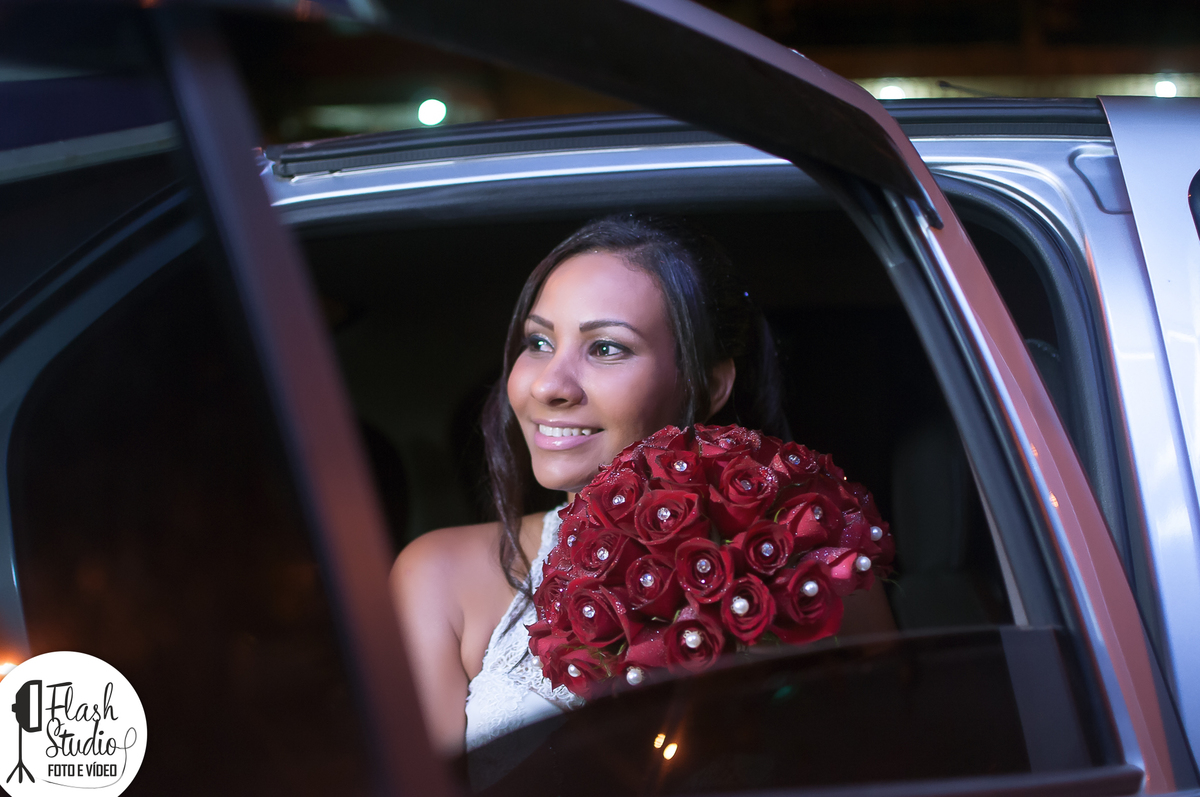 noiva linda no carro com bouquet em seu casamento em bangu no rio de janeiro