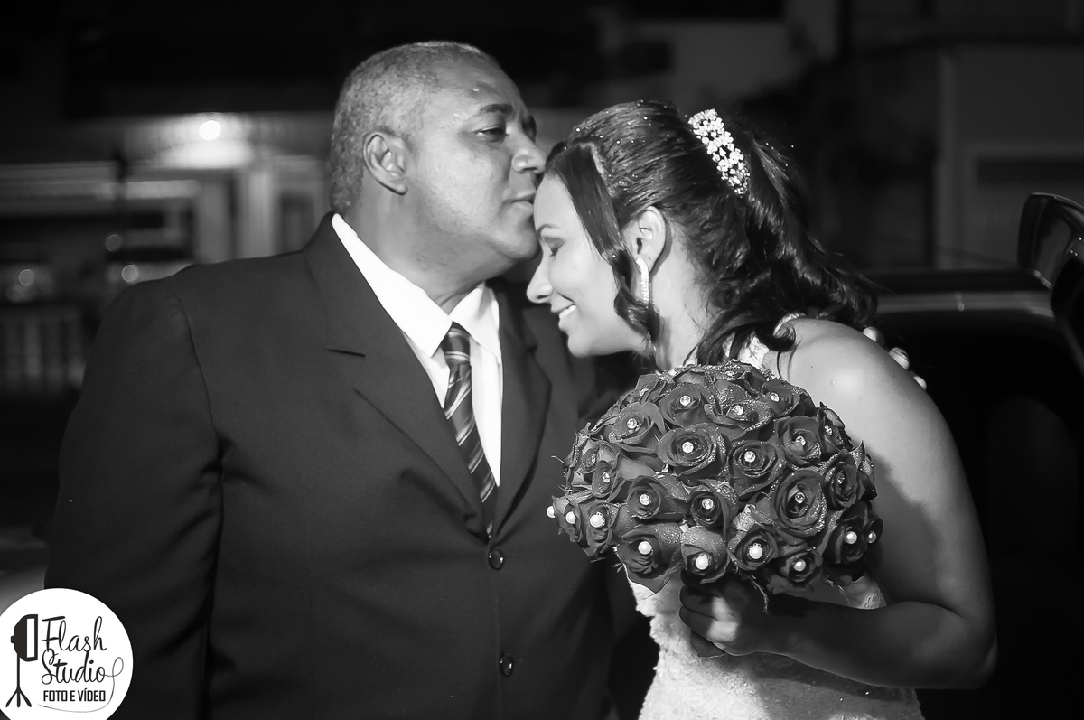 pai beijando a filha em seu casamento em bangu no rio de janeiro