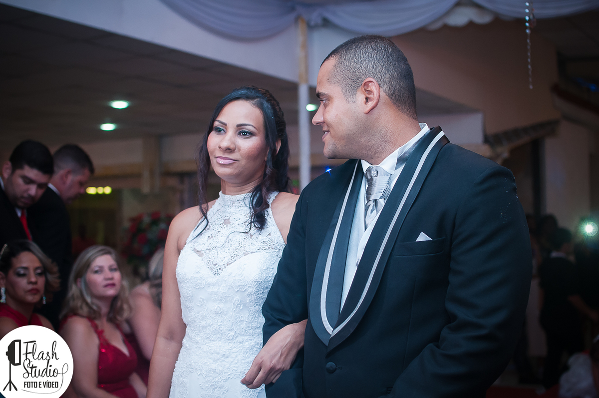 noivo olhand para a noiva em seu casamento em bangu no rio de janeiro