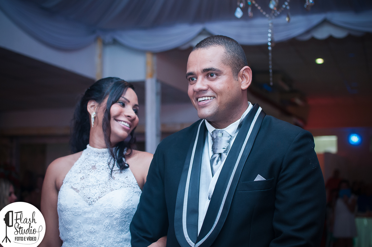 noiva olhando para o lado em seu casamento em bangu no rio de janeiro