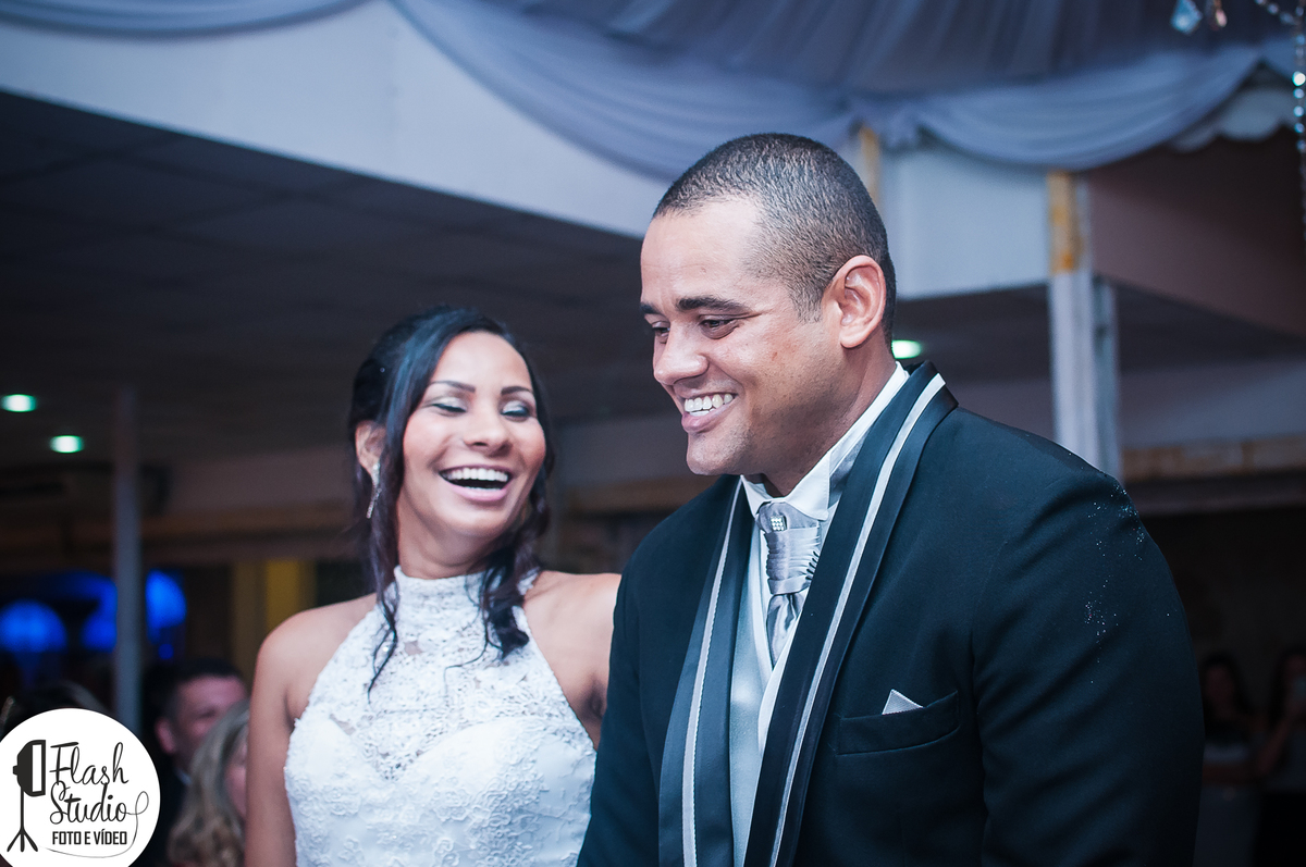 noivos morrendo de rir em seu casamento em bangu no rio de janeiro