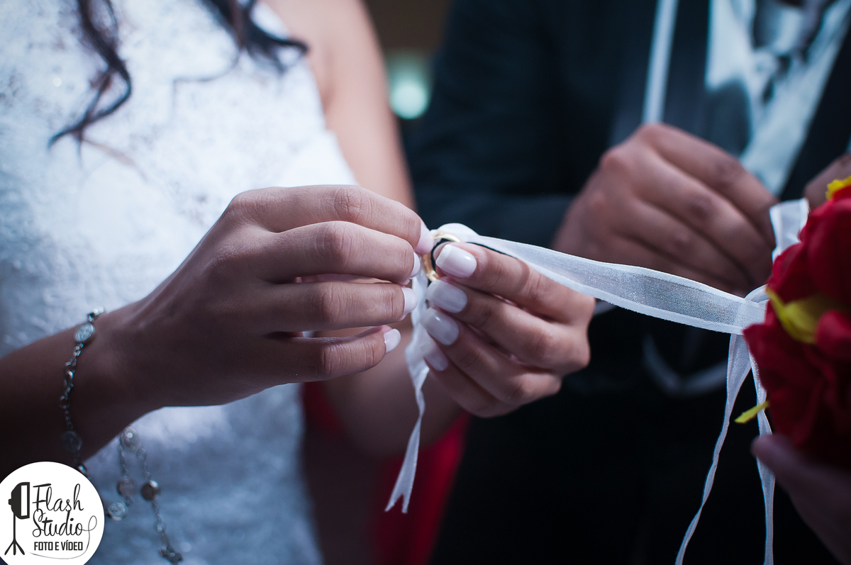 troca de alianças elida e fermando em seu casamento em bangu no rio de janeiro