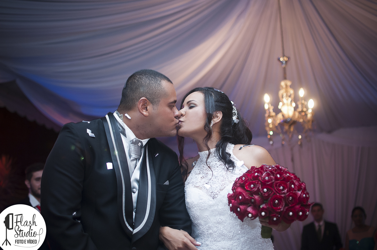 beijo dos noivos em seu casamento em bangu no rio de janeiro