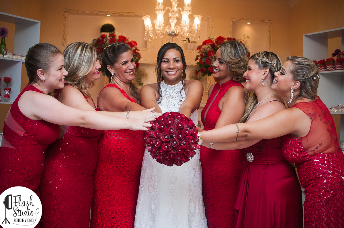 madrinhas com a noiva em seu casamento em bangu no rio de janeiro
