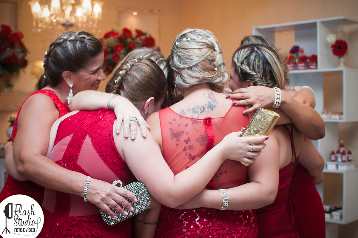 madrinhas abraçam a noiva em seu casamento em bangu no rio de janeiro