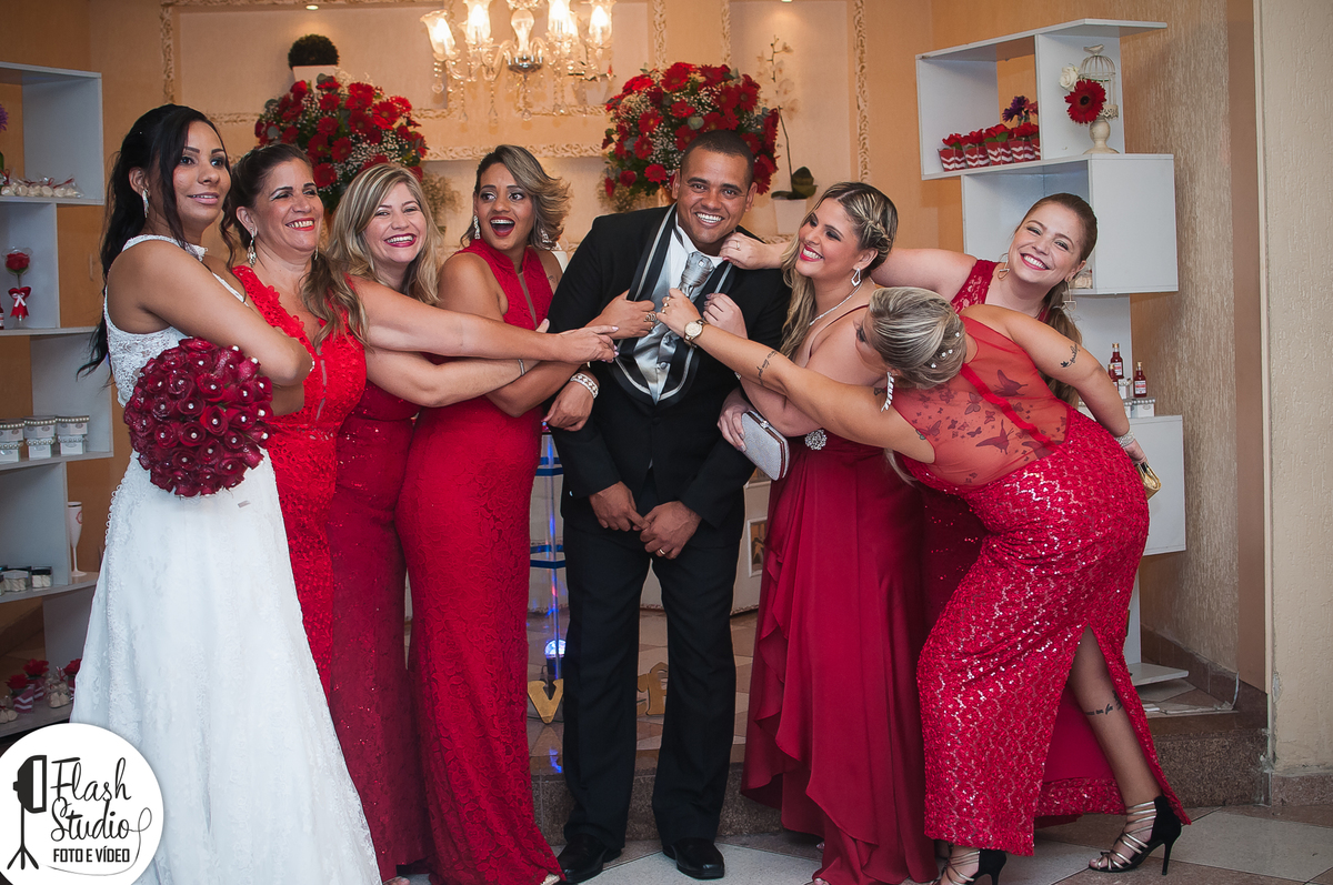 madrinhas abraçam o noivo em seu casamento em bangu no rio de janeiro