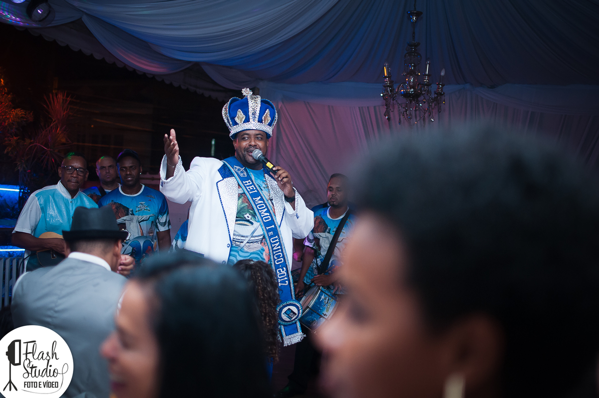 rei momo botando a galera pra sambar com a bateria Samba show em casamento em bangu no rio de janeiro