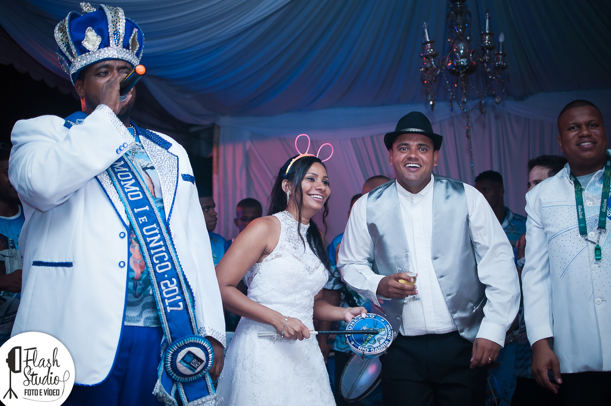 Noivos com a  bateria Samba show em casamento em bangu no rio de janeiro
