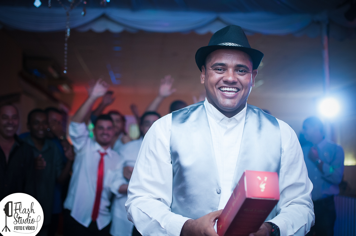 noivo joga garrafa para os amigos em casamento em bangu no rio de janeiro