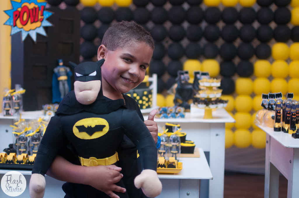 menino com boneco do batman em aniversário infantil do batman no rio de janeiro