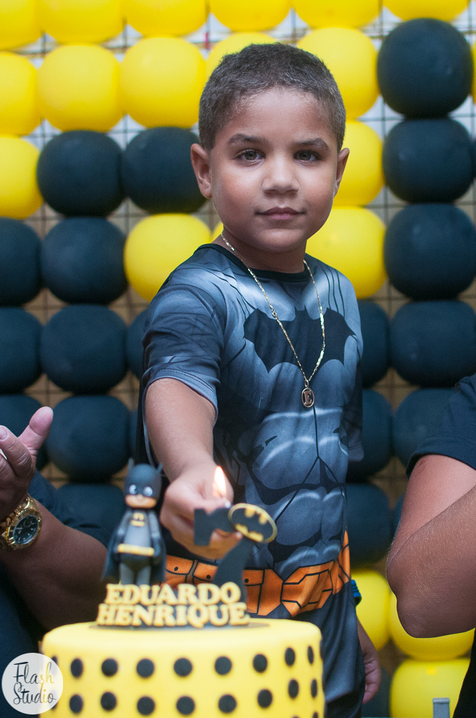 menino acendendo a vela do bolo em aniversário infantil do batman no rio de janeiro