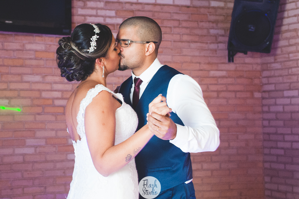 beijo dos noivos na pista de dança, em casamento, no rio de janeiro, na casa de festas Marc Recepçoes