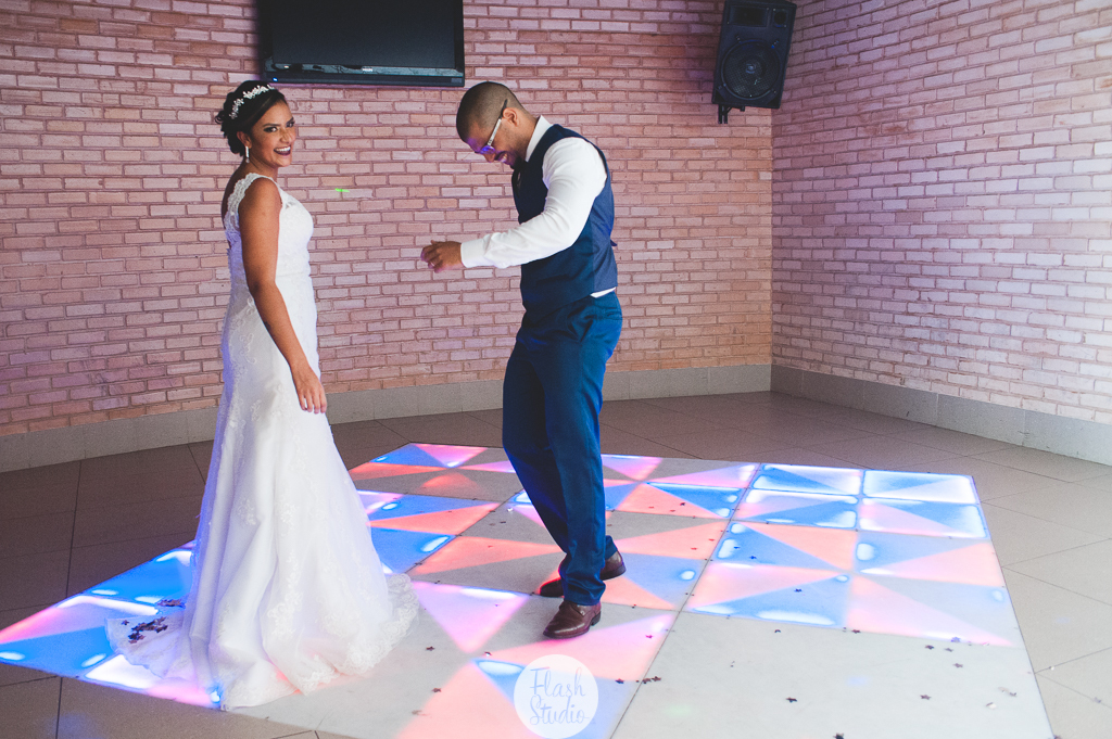 noivo dançando na pista de dança, em casamento, no rio de janeiro, na casa de festas Marc Recepçoes