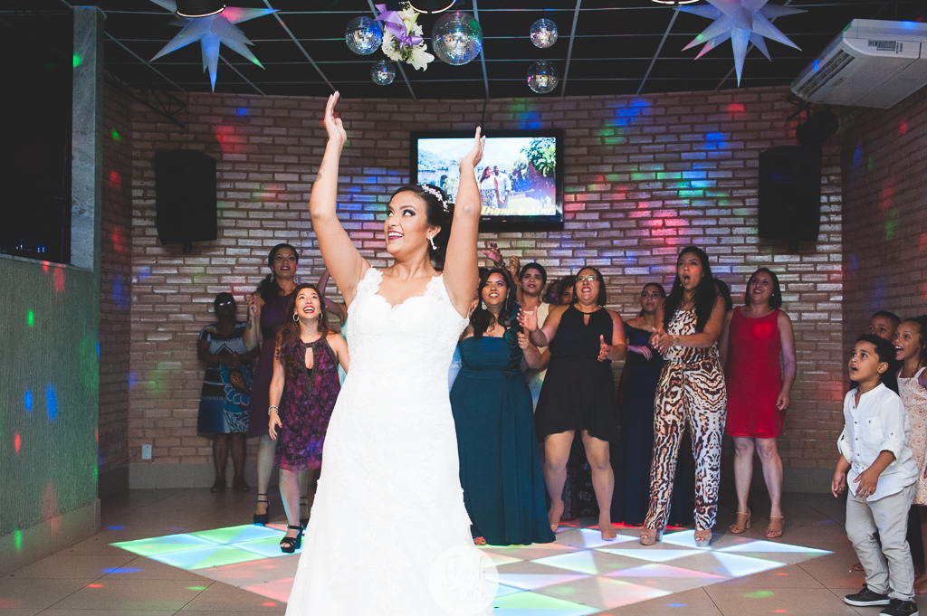 noiva jogando o bouquet , em casamento, no rio de janeiro, na casa de festas Marc Recepçoes