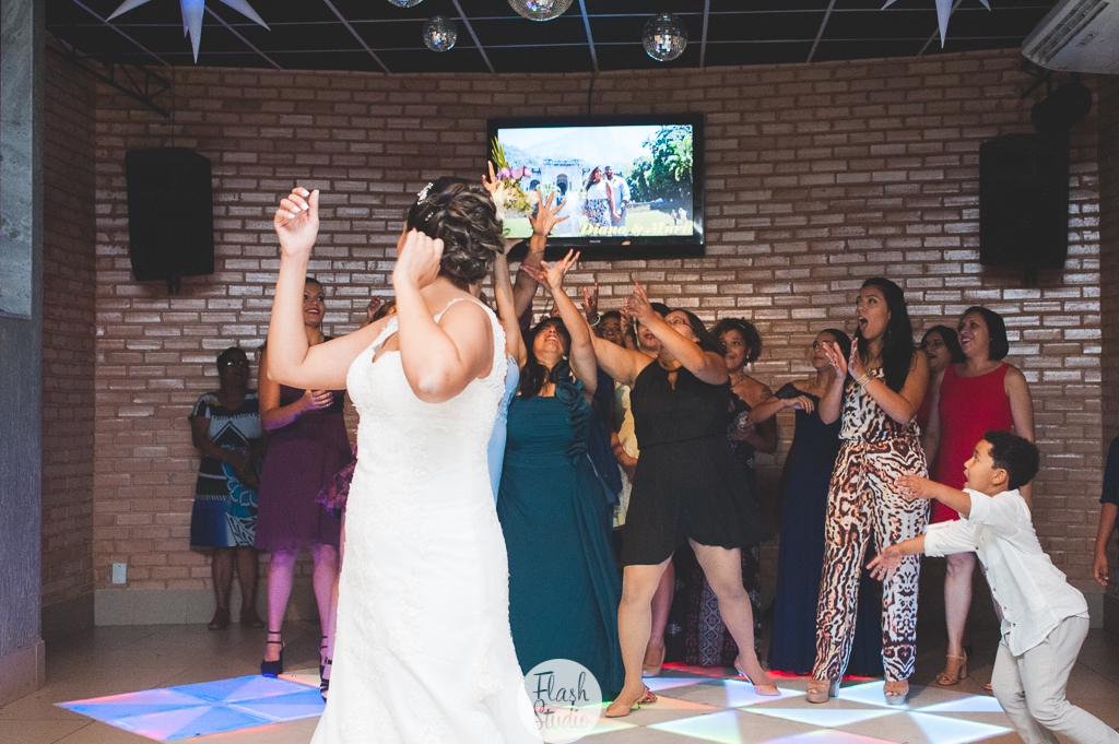 mulheres tentando pegar o bouquet , em casamento, no rio de janeiro, na casa de festas Marc Recepçoes