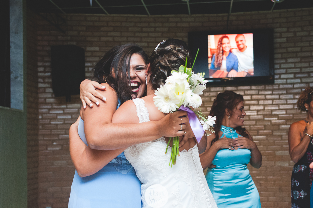 abraço apos pegar o bouquet , em casamento, no rio de janeiro, na casa de festas Marc Recepçoes