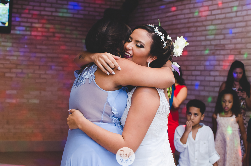 abraço na madrinha que pegou o bouquet , em casamento, no rio de janeiro, na casa de festas Marc Recepçoes