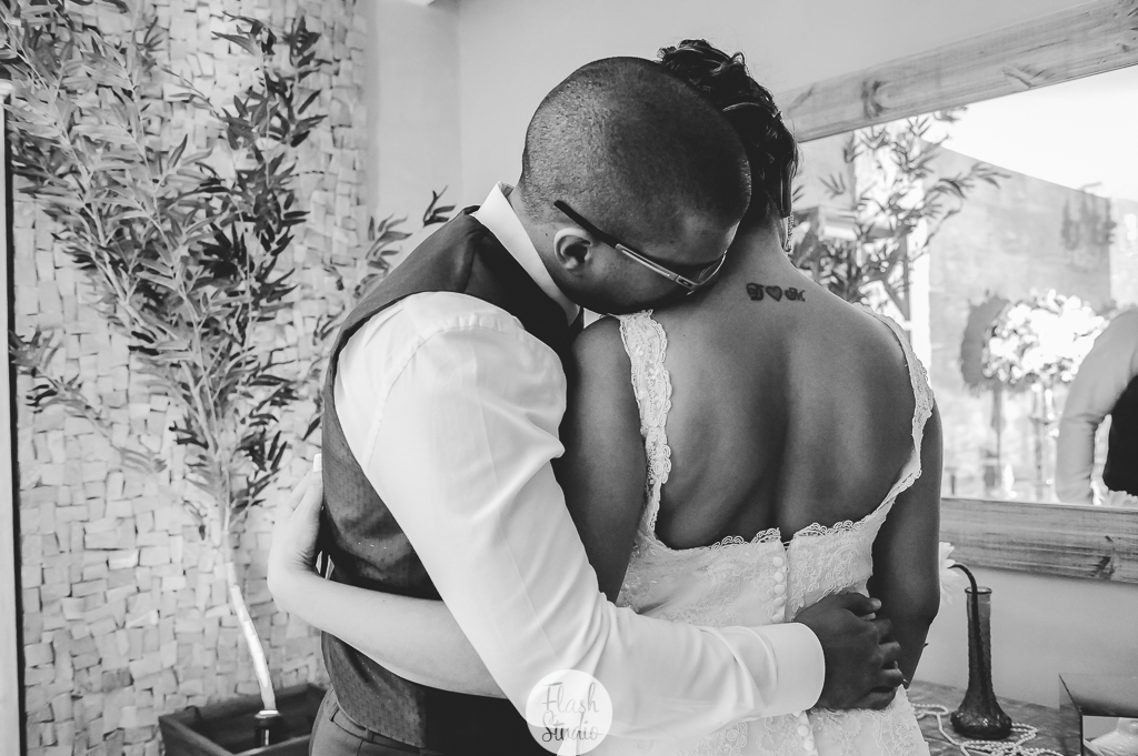 Noivos abraçados, em casamento, no rio de janeiro, na casa de festas Marc Recepçoes