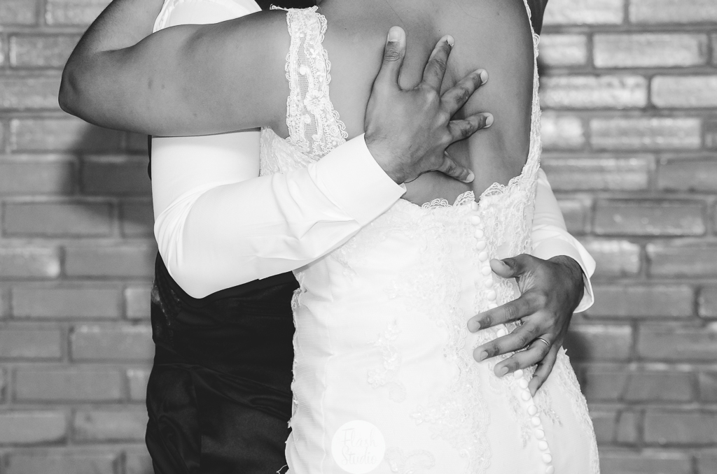 abraço dos noivos, em casamento, no rio de janeiro, na casa de festas Marc Recepçoes