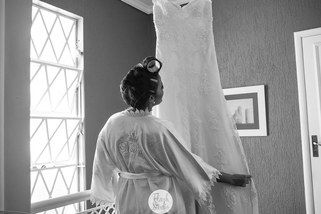 noiva admirando seu vestido em casamento no rio de janeiro, na casa de festas Marc Recepçoes