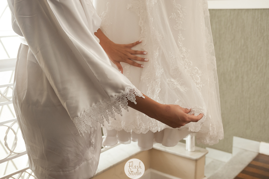 noiva mexendo em seu vestido em casamento no rio de janeiro, na casa de festas Marc Recepçoes