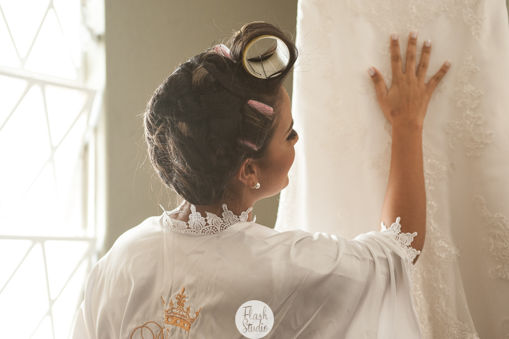 noiva admirando seu lindo vestido  em casamento no rio de janeiro, na casa de festas Marc Recepçoes