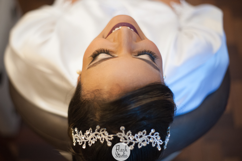 Detalhes da maquiagem da noiva momentos antes do sim, em 
 casamento no rio de janeiro, na casa de festas Marc Recepçoes