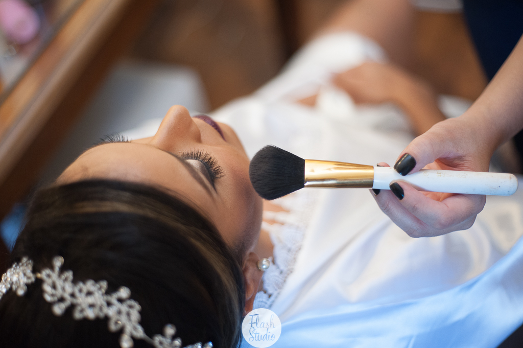 Ultimos retoques da maquiagem, blush, em  casamento no rio de janeiro, na casa de festas Marc Recepçoes