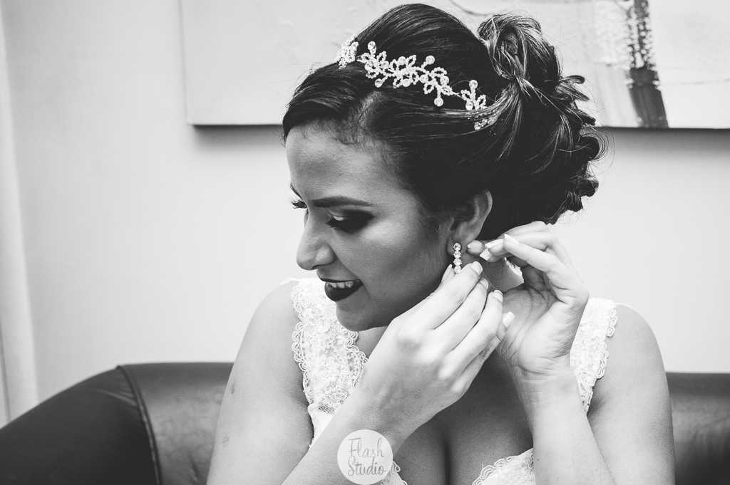 Últimos retoques da noiva em  casamento no rio de janeiro, na casa de festas Marc Recepçoes
