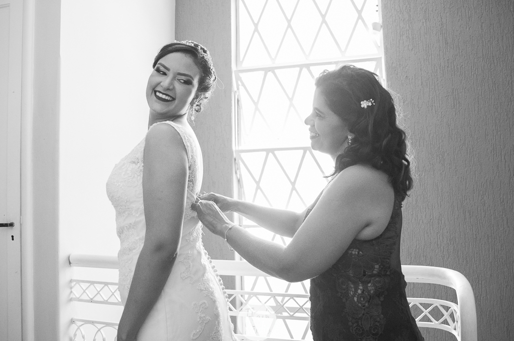 Mae ajudando a noiva nos ultimos retoques para o seu casamento no rio de janeiro, na casa de festas Marc Recepçoes