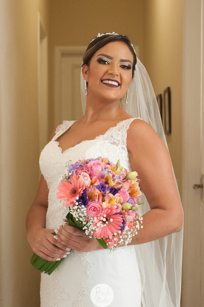 Noiva linda, com seu bouquet em  casamento no rio de janeiro, na casa de festas Marc Recepçoes