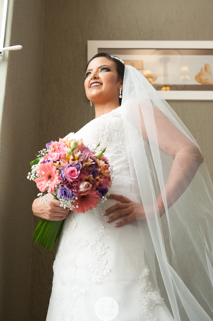 Noiva perto da janela, pronta para o casamento, no rio de janeiro, na casa de festas Marc Recepçoes