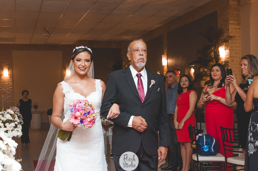 Entrada da noiva com seu pai, em casamento, no rio de janeiro, na casa de festas Marc Recepçoes